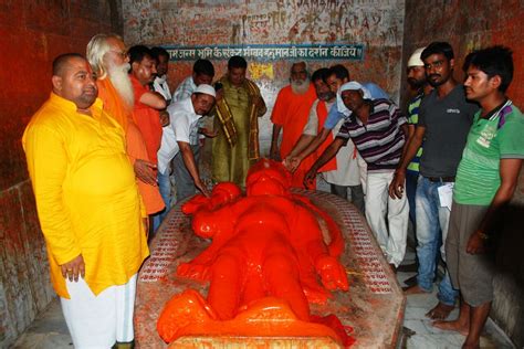 अयोध्या में मुस्लिम भाइयों ने राम मंदिर निर्माण के लिए हनुमान जी से