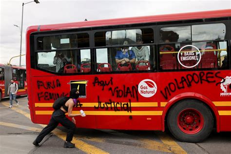 Transmilenio El peligro de viajar en el transporte público en Bogotá