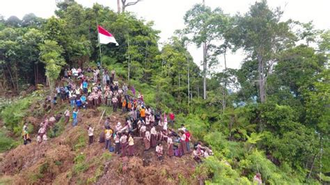 Bendera Raksasa Berkibar Di Puncak Bukit Bongku Nanga Mahap