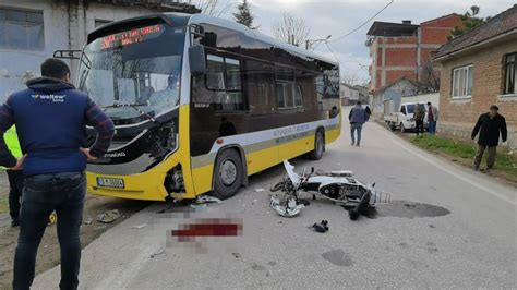 Bursa da otobüsle çarpışan motosikletli 2 genç ağır yaralandı