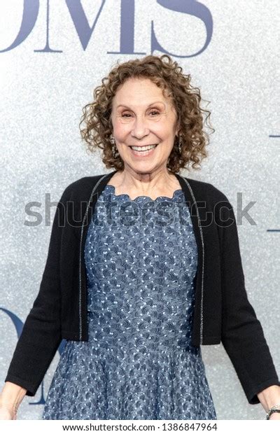 Rhea Perlman Attends World Premiere Poms Stock Photo 1386847964 ...