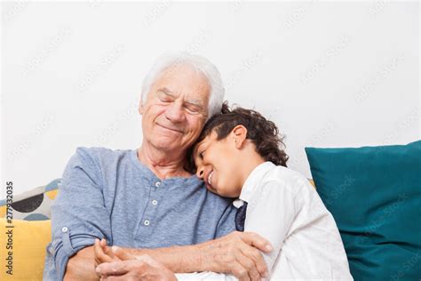 Enfant Faisant Un Calin Son Grand Pere Stock Photo Adobe Stock