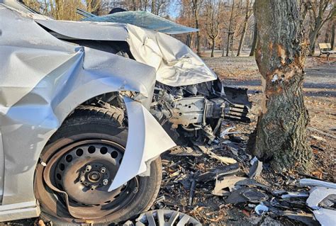 Update Pkw Prallt Frontal Gegen Baum Beifahrerin Wird Schwer Verletzt