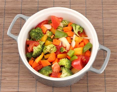 Estofado De Verduras En Una Olla Gris Sobre Fondo De Estera De Bamb