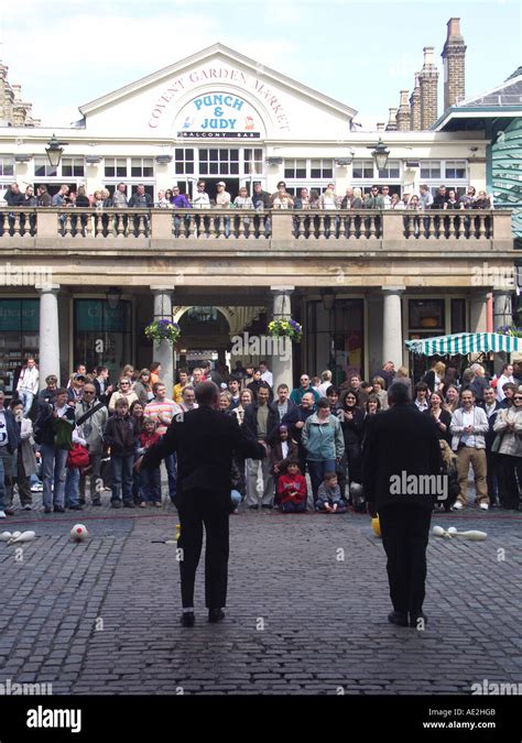 Covent Garden Crowd And Entertainers London England Stock Photo Alamy