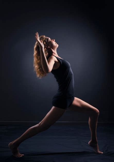 Mujer En Pose De Yoga En Una Foto De Estudio Foto Premium