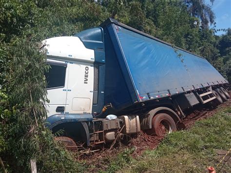 Caminhão sai da pista na PRC 158 ao desviar de carro que fazia uma