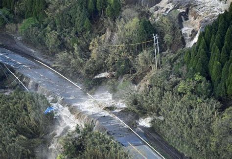 土砂崩れで阿蘇大橋崩落 交通寸断、救助に支障も 読んで見フォト 産経フォト