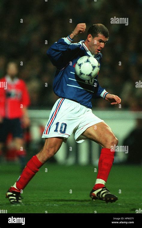 ZINEDINE ZIDANE FRANCE & JUVENTUS 27 February 1998 Stock Photo - Alamy