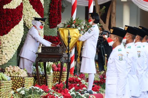 Infopublik Gubernur Khofifah Pimpin Upacara Penurunan Bendera