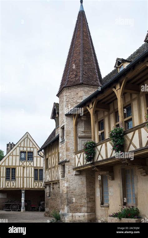 Tudor Style Buildings Hi Res Stock Photography And Images Alamy