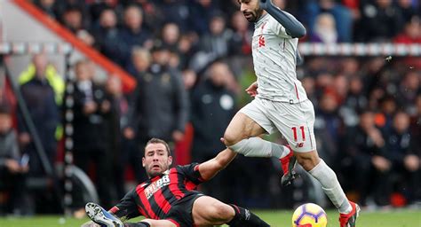 هاتريك محمد صلاح يقود ليفربول لصدارة الدوري الإنجليزي بالفوز على