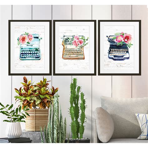 Комплект от 3 картини с дървена рамка и паспарту, Пишещи машини с цветя ...