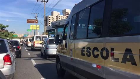 Motoristas de vans fazem protesto contra a alta do combustível em