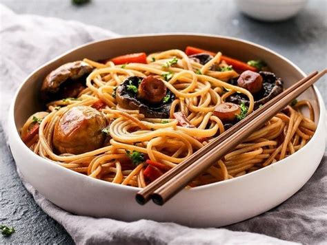 Intip Resep Mie Panjang Umur Khas Cina Menu Wajib Saat Perayaan Imlek