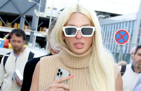 Jelena Karleu A Bez Minke Iznenadila Putnike Na Aerodromu Foto