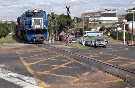 Seguranças orientam motoristas em passagem de nível problemática