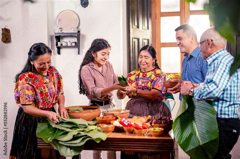 Familia Cocinando Tamales Platillo Tradicional Guatemalteco La