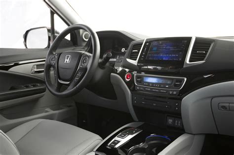 2016 Honda Pilot Touring Elite AWD interior 60 Motor Trend en Español