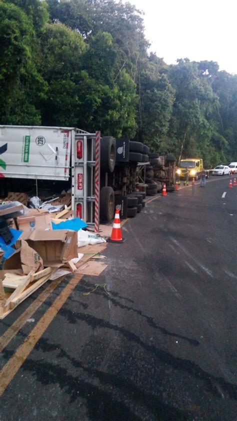 Blog do Elói Turvo CARRETA TOMBA E CARGA É SAQUEADA NA BR 277