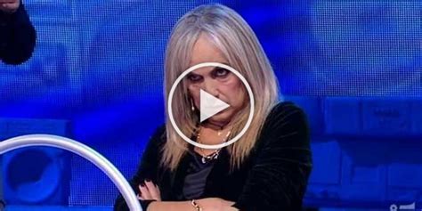 Video Amici Alessandra Celentano Indispettita Sospende La Maglia A