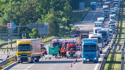 A T Dlicher Unfall Bei Holzkirchen Lkw Erfasst Fu G Nger Retter Im