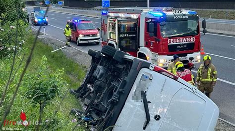 N Mit Personen Besetzter Lieferwagen Mit Anh Nger Auf Der A Bei