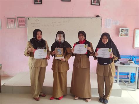 Pembagian Piala Bergilir Dari Kepsek Untuk Pemenang Lomba Kebersihan Kelas