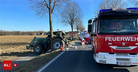 Unfall Auf Der B Traktorfahrer Krachte In Einen Baum Und Wurde