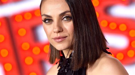 Mila Kunis Cut Her Hair Into an Angled Lob for Spring 2018 - Celebrity Haircuts | Marie Claire