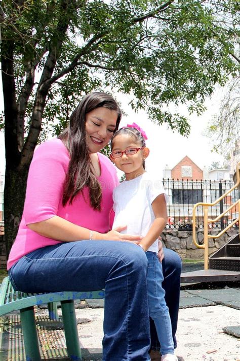 Latina Moeder En Dochter Van 4 Jaar Met Autisme Brengen Buiten Door Op Een Parkbank Om De