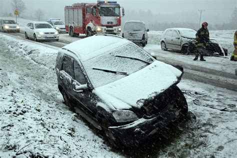 Wypadek na DK nr 20 w Wołczy Małej Trudne warunki na drogach zdjęcia