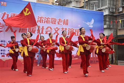 成都东部新区石板凳街道：情满重阳日 爱暖老人心 国际在线