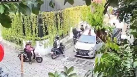 Viral Pengendara Mobil Arogan Pukul Pemotor Usai Berpapasan Di Tikungan