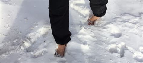 Should You Go Barefoot in the Snow? - RateMDs Health News