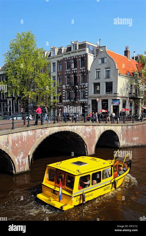 Barco En El Canal De Amsterdam Fotograf As E Im Genes De Alta