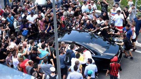 Video L Ovazione Dei Tifosi Del Milan All Arrivo Di Bonucci Tutto