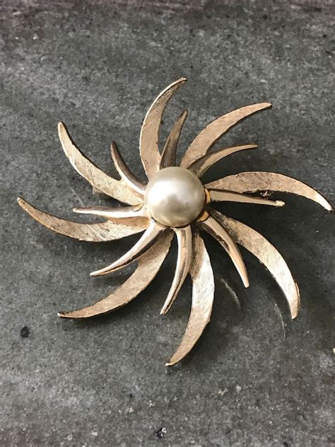 Mid Century Gold Tone Starburst Brooch Gem