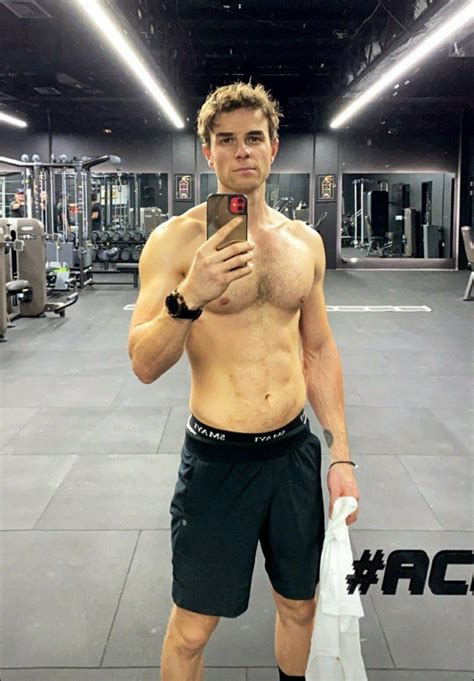 Pingl Sur Nathaniel Buzolic