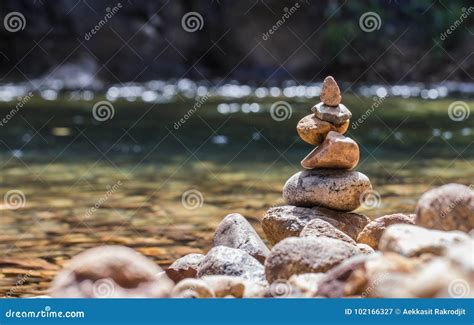 O Pyramide De Pedra Equilibrado Na Costa Em Um C Rrego Da Natureza