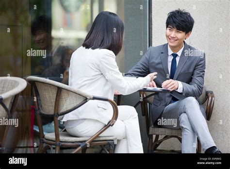 Deux Personne Assise Au Café Terrasse En Plein Air Photo Stock Alamy