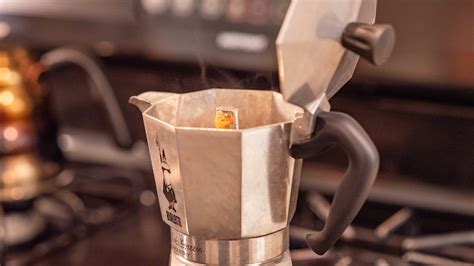 How To Make Coffee In A Moka Pot A 6 Step Guide Sonrise