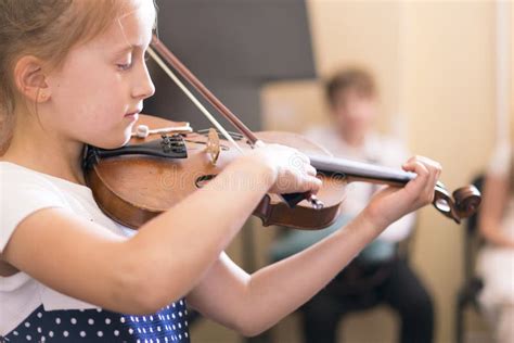 Crian A Menina Que Joga O Violino Dentro Na Classe De M Sica Foto De