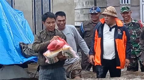 Aksi Bupati Terjun Langsung Evakuasi Korban Banjir Di Konawe Utara