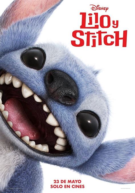 Stitch nos dedica una sonrisa traviesa en el primer póster del remake