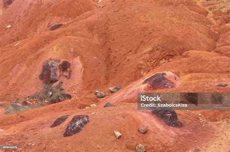 Tambang Bauksit Batuan Sedimen Bauksit Lapuk Mentah Di Permukaan Foto