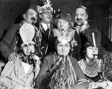 25 Interesting Photos Of New Years Eve Parties In The 1920s ~ Vintage