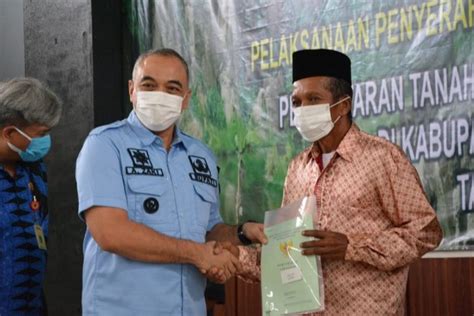 Bupati Dan Bpn Bagikan Ribuan Sertifikat Tanah Di Program Ptsl Genpi