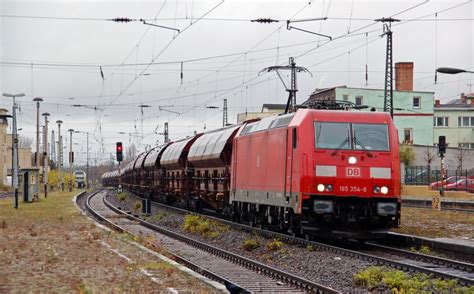 185 354 Zieht Am 06 11 10 Einen Schwenkdachwagenzug Durch Merseburg