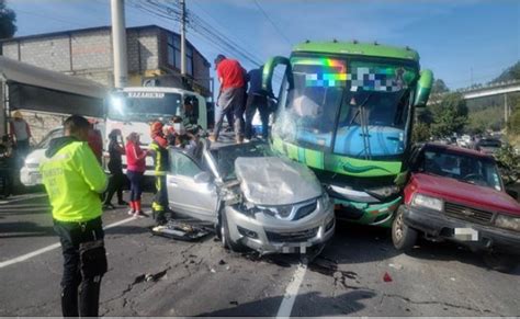 Tres Personas Heridas En Accidente Vial M Ltiple En Quito Ecuador